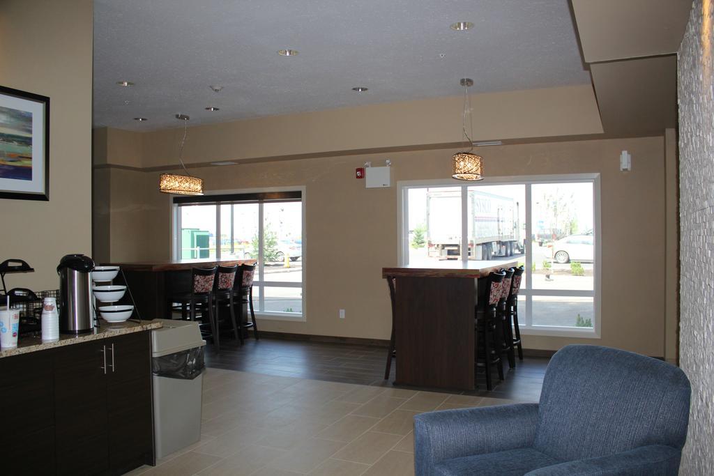 Comfort Inn & Suites Edmonton International Airport Ніску Екстер'єр фото