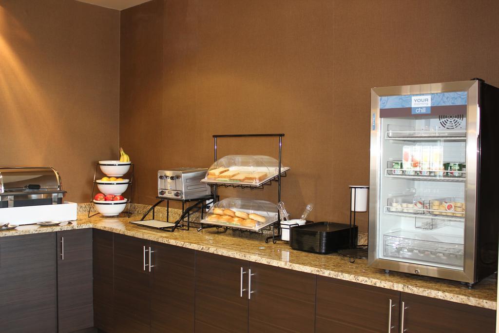 Comfort Inn & Suites Edmonton International Airport Ніску Екстер'єр фото