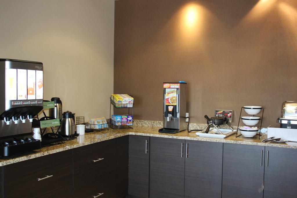 Comfort Inn & Suites Edmonton International Airport Ніску Екстер'єр фото