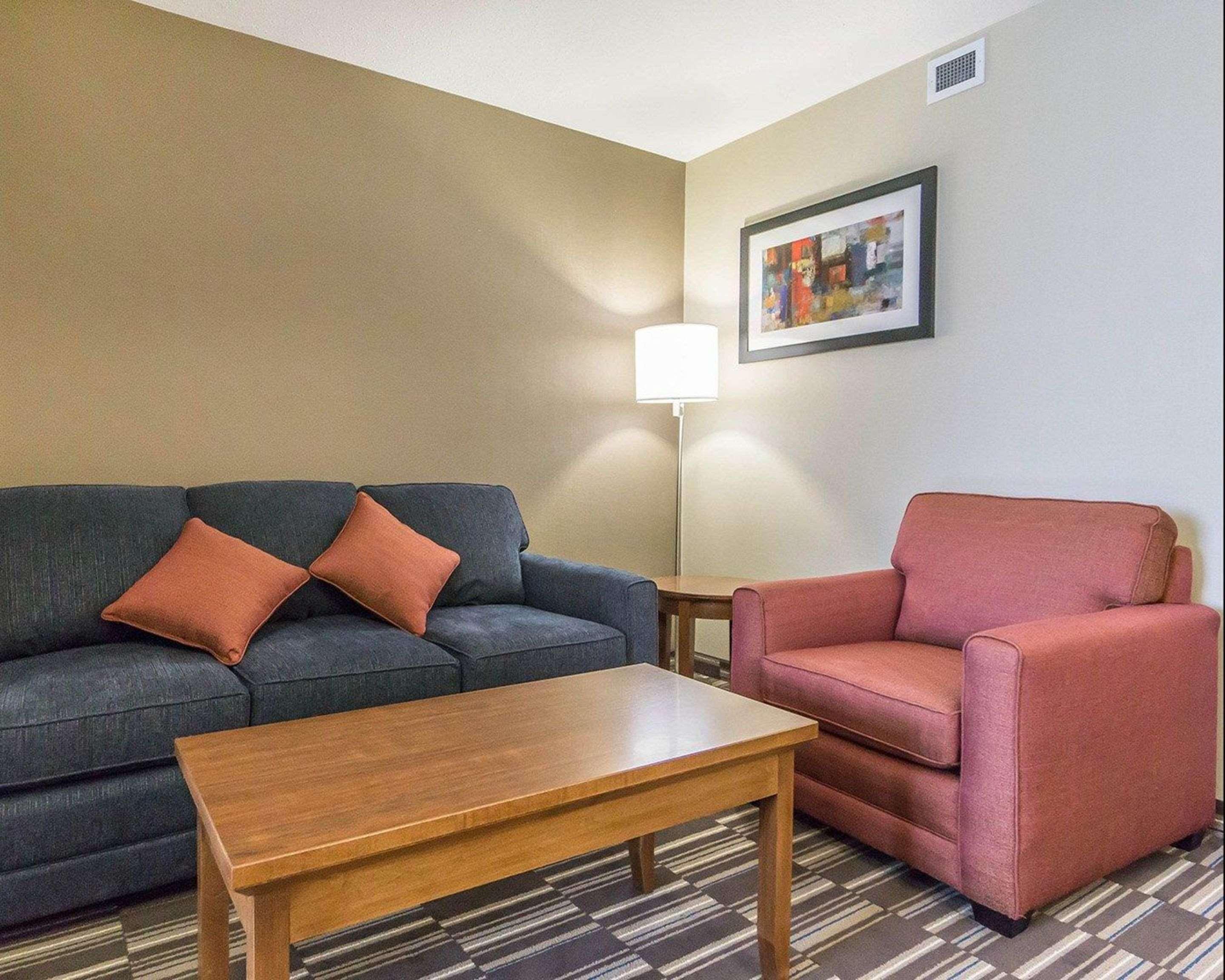 Comfort Inn & Suites Edmonton International Airport Ніску Екстер'єр фото