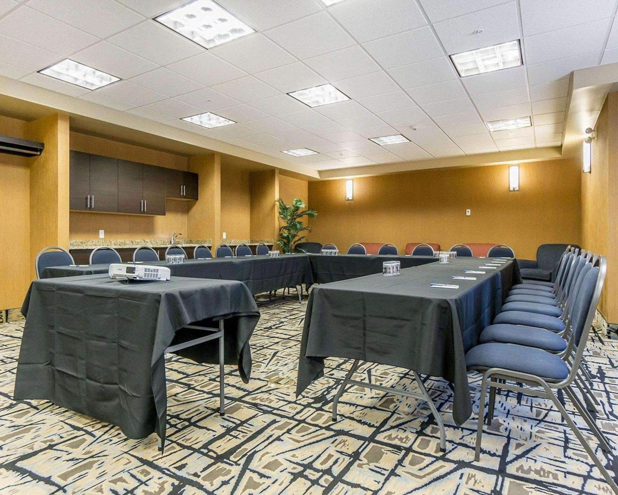 Comfort Inn & Suites Edmonton International Airport Ніску Екстер'єр фото