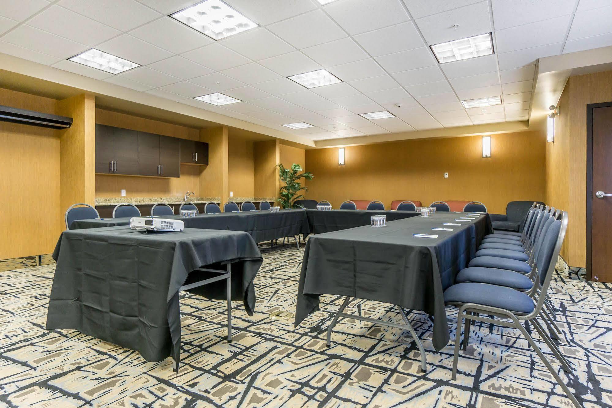 Comfort Inn & Suites Edmonton International Airport Ніску Екстер'єр фото