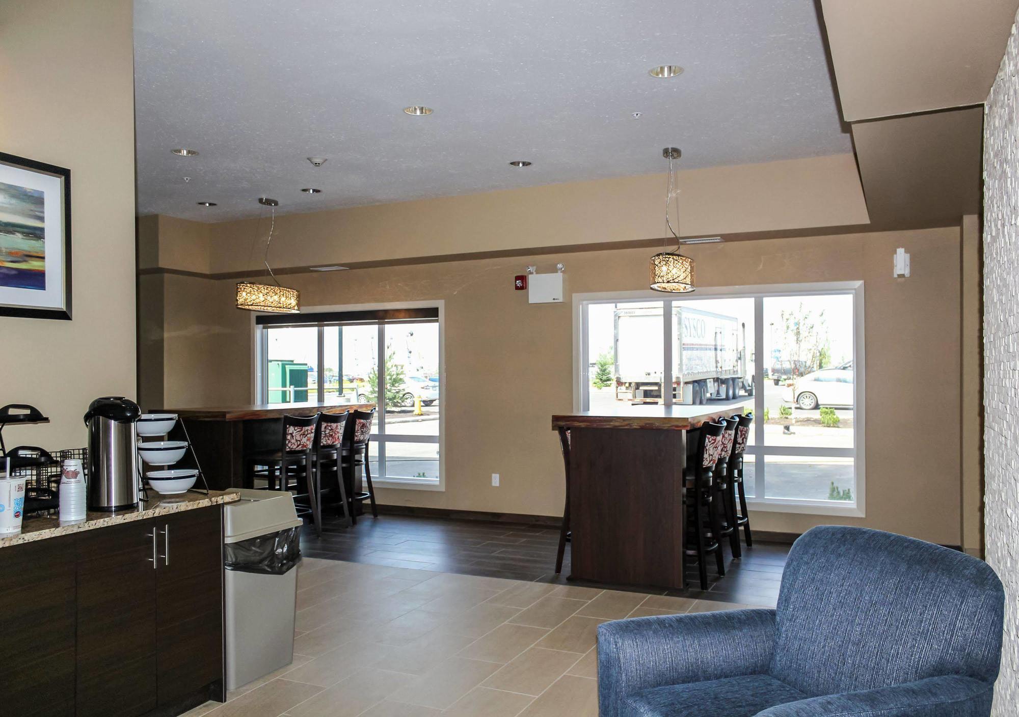 Comfort Inn & Suites Edmonton International Airport Ніску Екстер'єр фото
